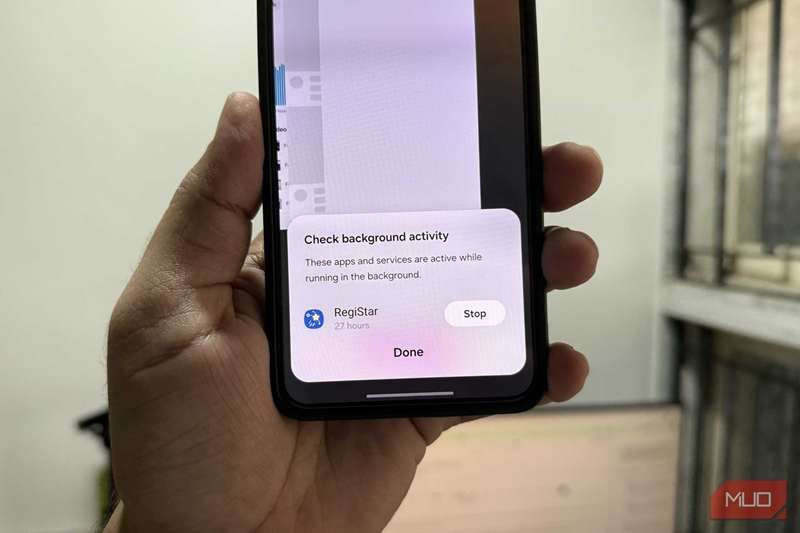 گوشی اندروید در دست نشان‌دهنده برنامه‌های پس‌زمینه