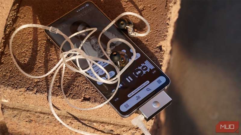 یک DAC USB‑C و هدفون‌ها متصل به Galaxy S25 Edge