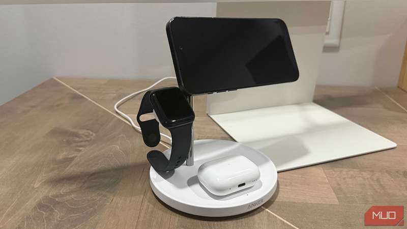 پایهٔ شارژ Anker MagSafe با Apple Watch, iPhone و AirPods