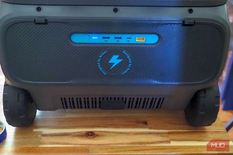 پورت‌های باتری داخلی Anker EverFrost Dual-Zone Powered Cooler 50