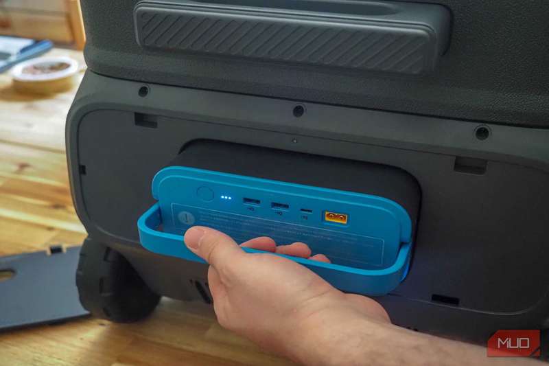 نصب باتری Anker EverFrost Dual-Zone Powered Cooler 50