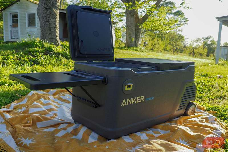 Anker EverFrost Dual-Zone Powered Cooler باز بر روی پتو