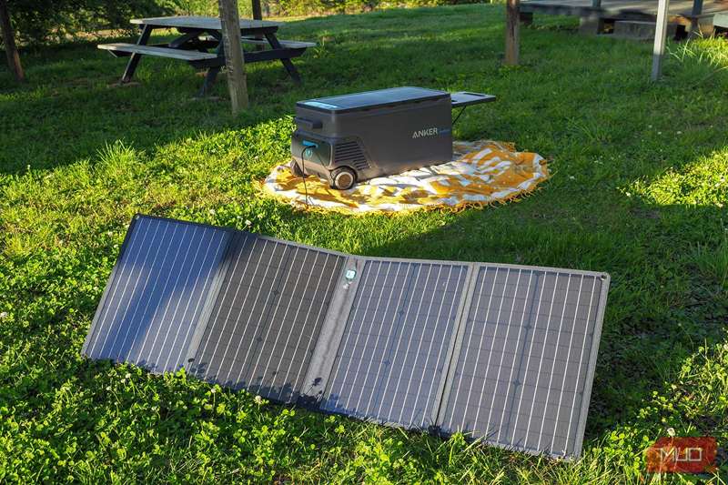 شارژ پنل خورشیدی Anker EverFrost Dual-Zone Powered Cooler 50