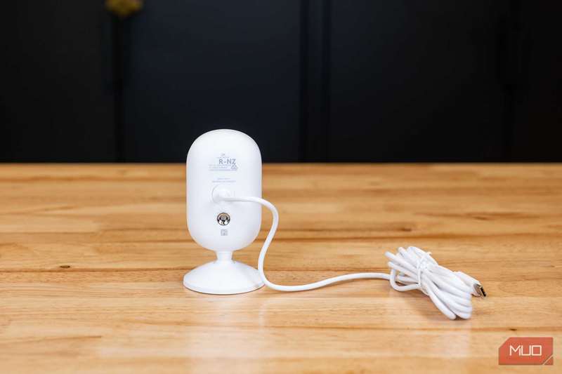 دوربین داخلی Arlo Essential در حال نصب به دیوار