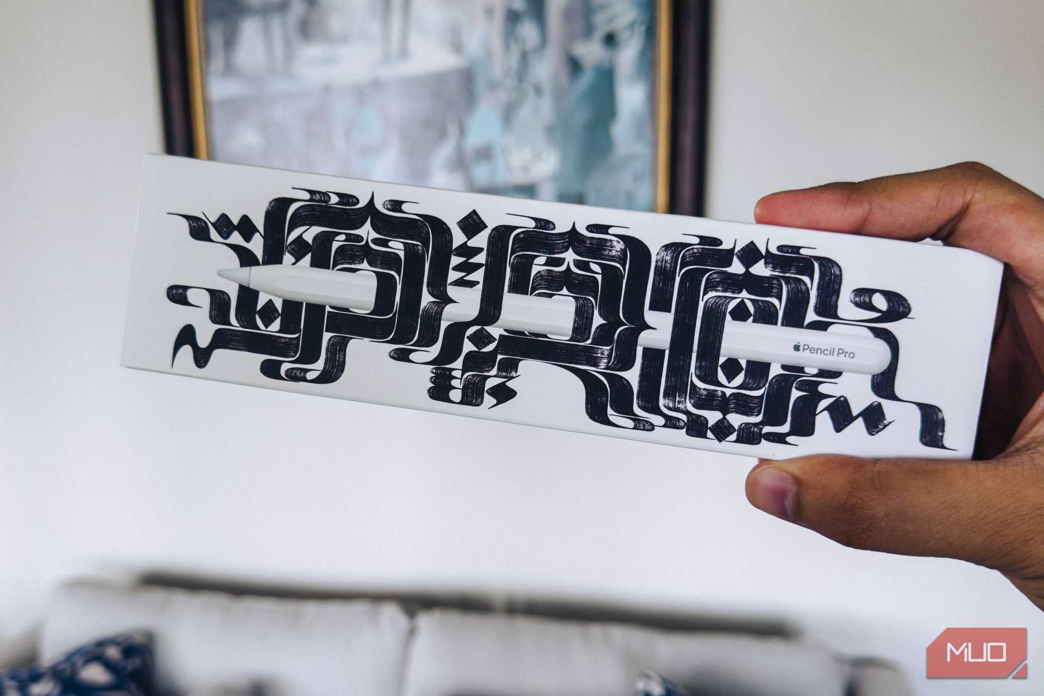 دست شخصی که جعبه Apple Pencil Pro را نگه داشته