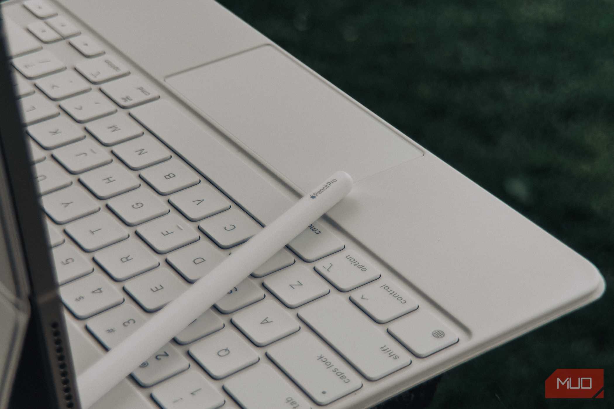 Apple Pencil Pro روی Magic Keyboard