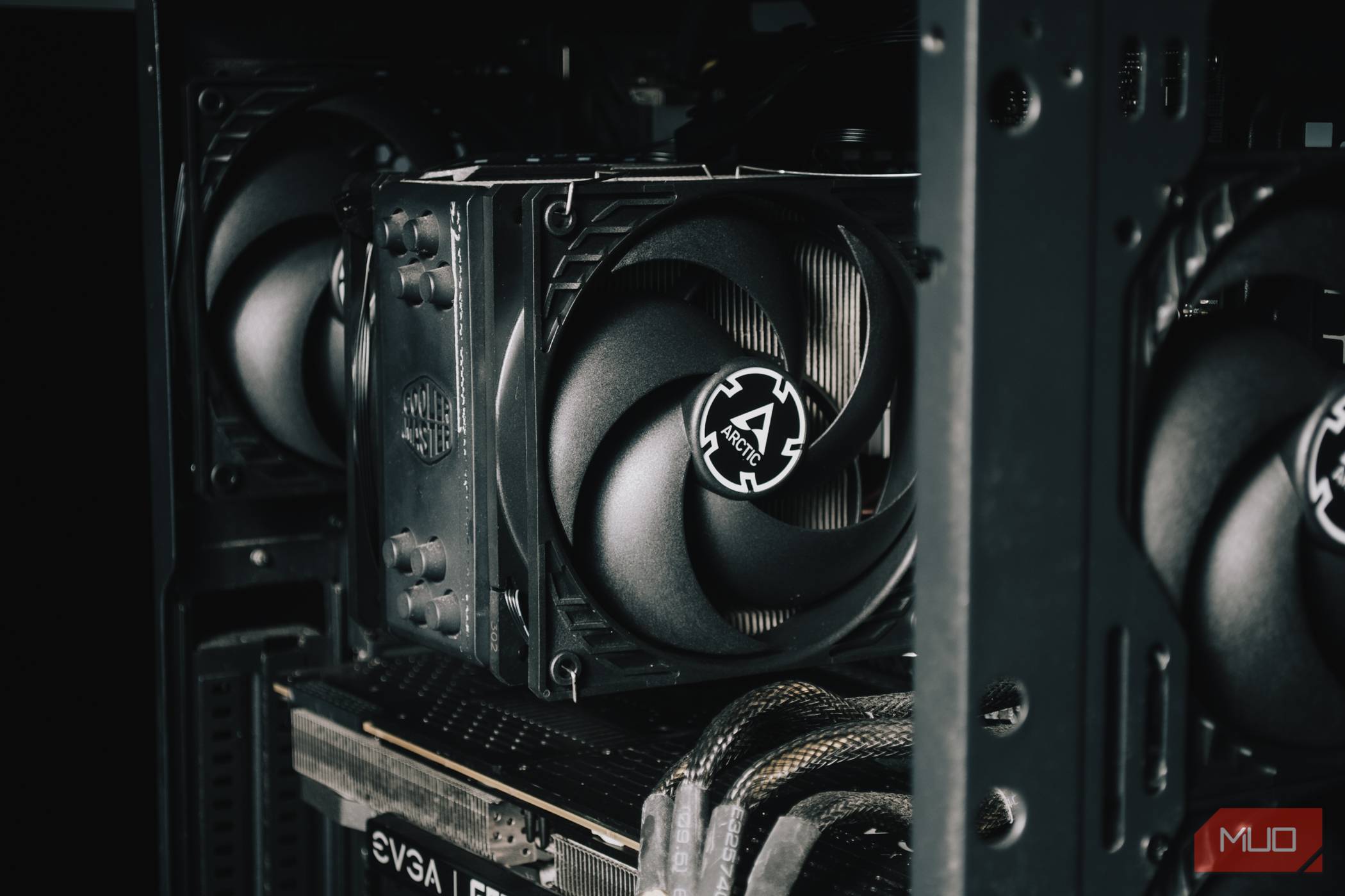 Arctic P12 نصب شده بر روی خنککننده CPU