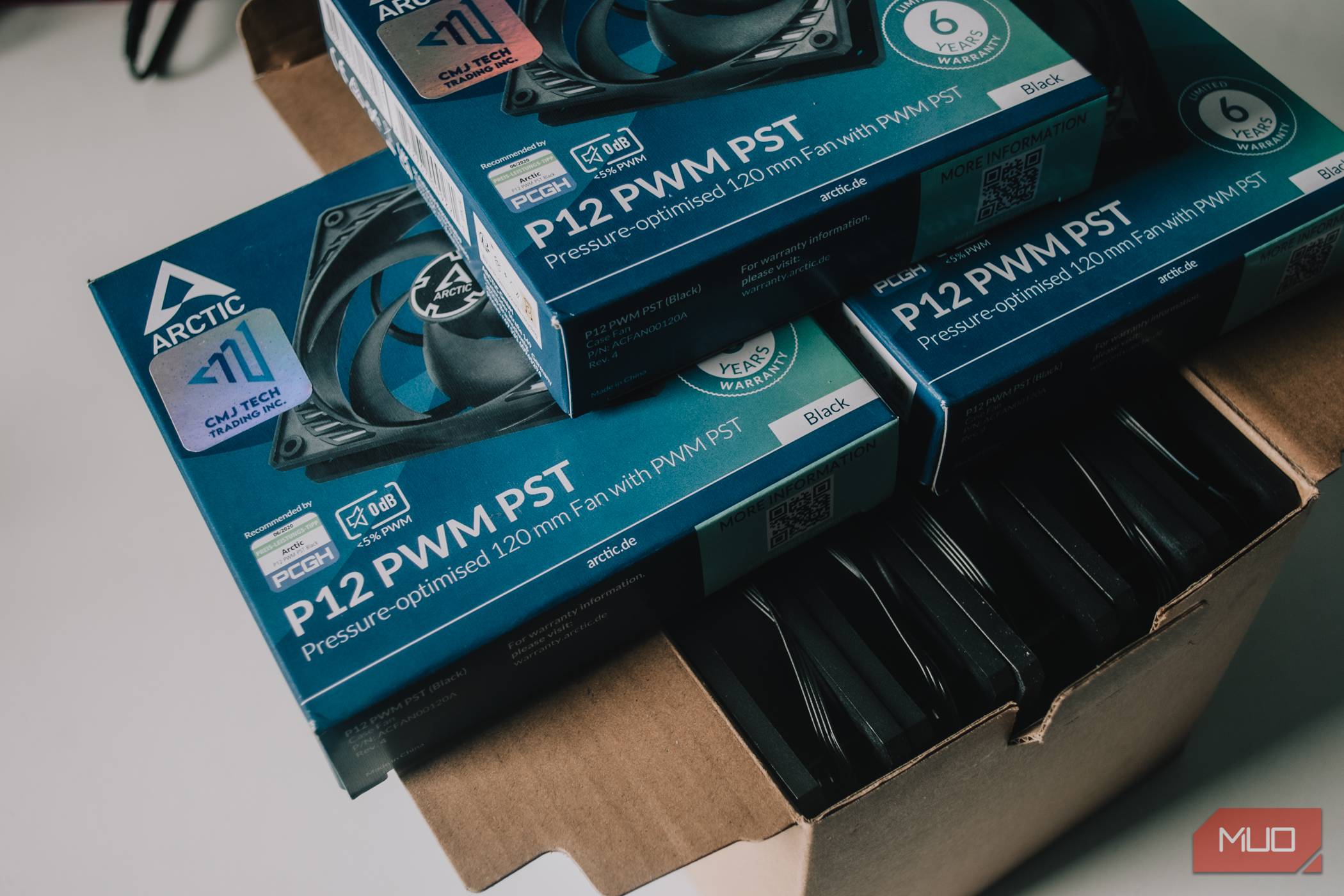 Arctic P12 روی جعبه پنجتایی قرار گرفته