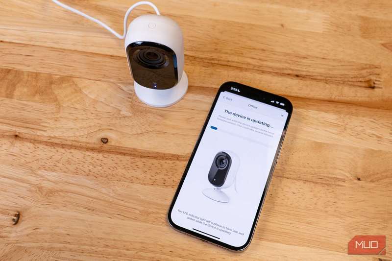 دوربین داخلی Arlo Essential در حال اتصال به برنامه Arlo با نور نشانگر روشن