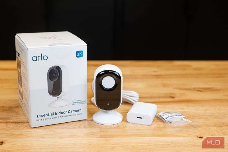 دوربین داخلی Arlo Essential کنار جعبه با آداپتور برق و کیت نصب