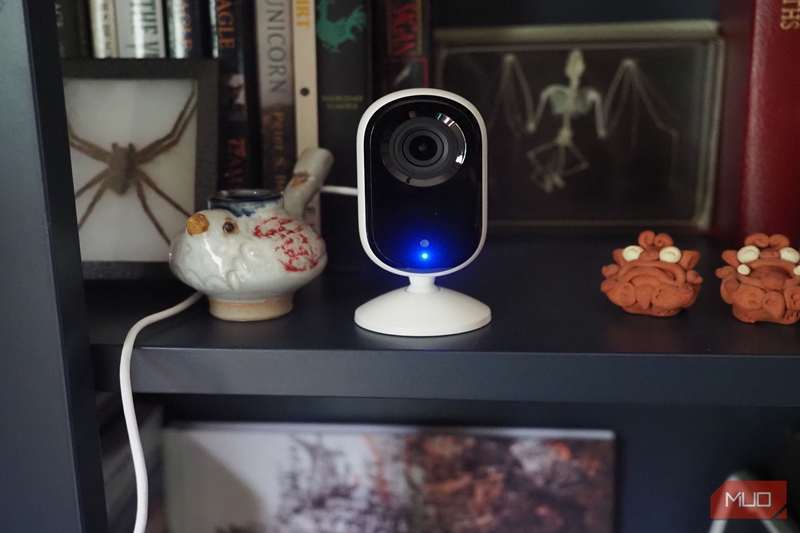 دوربین داخلی Arlo Essential قرار گرفته بر روی قفسه