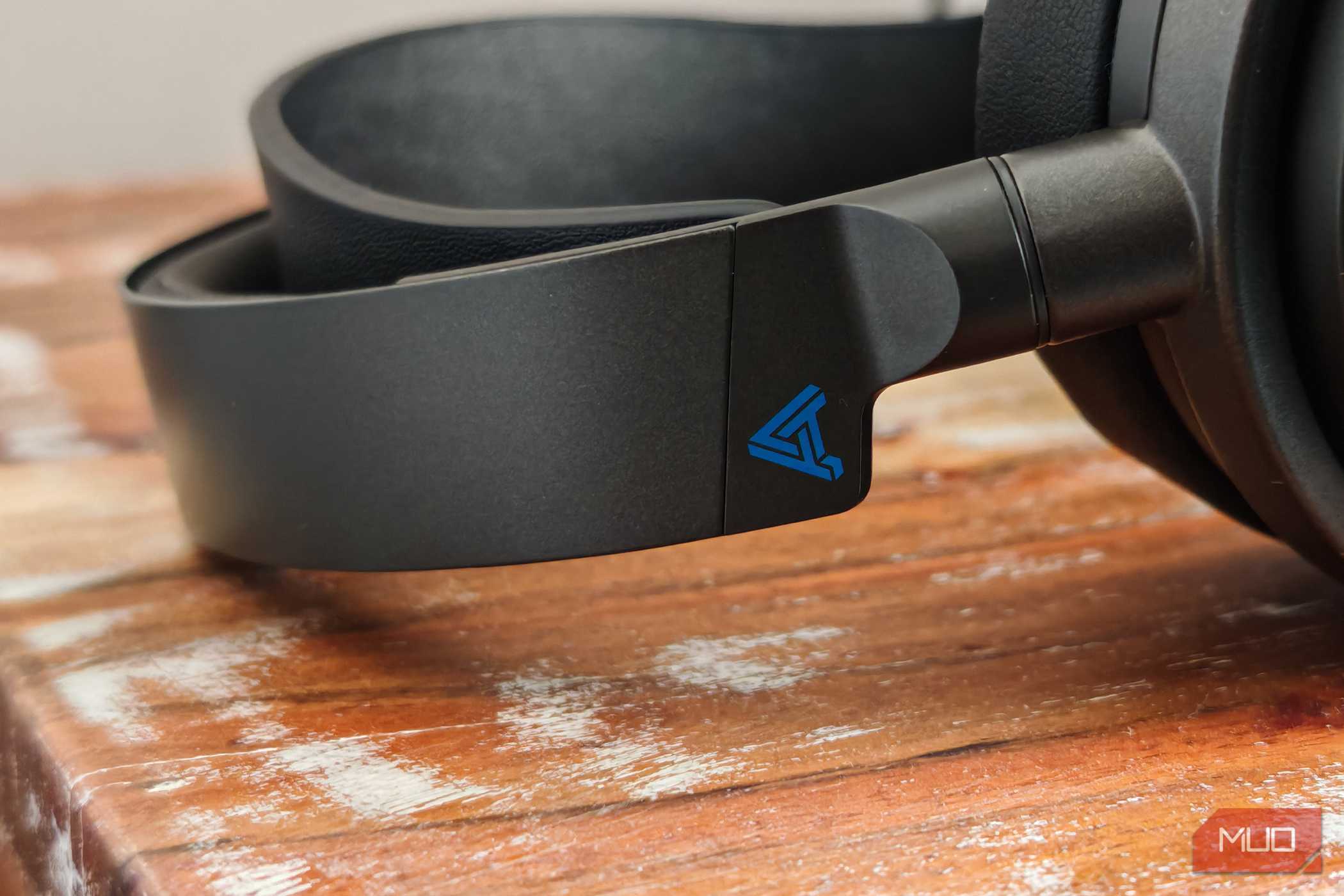 نوار سر Audeze Maxwell و لوگوی Audeze