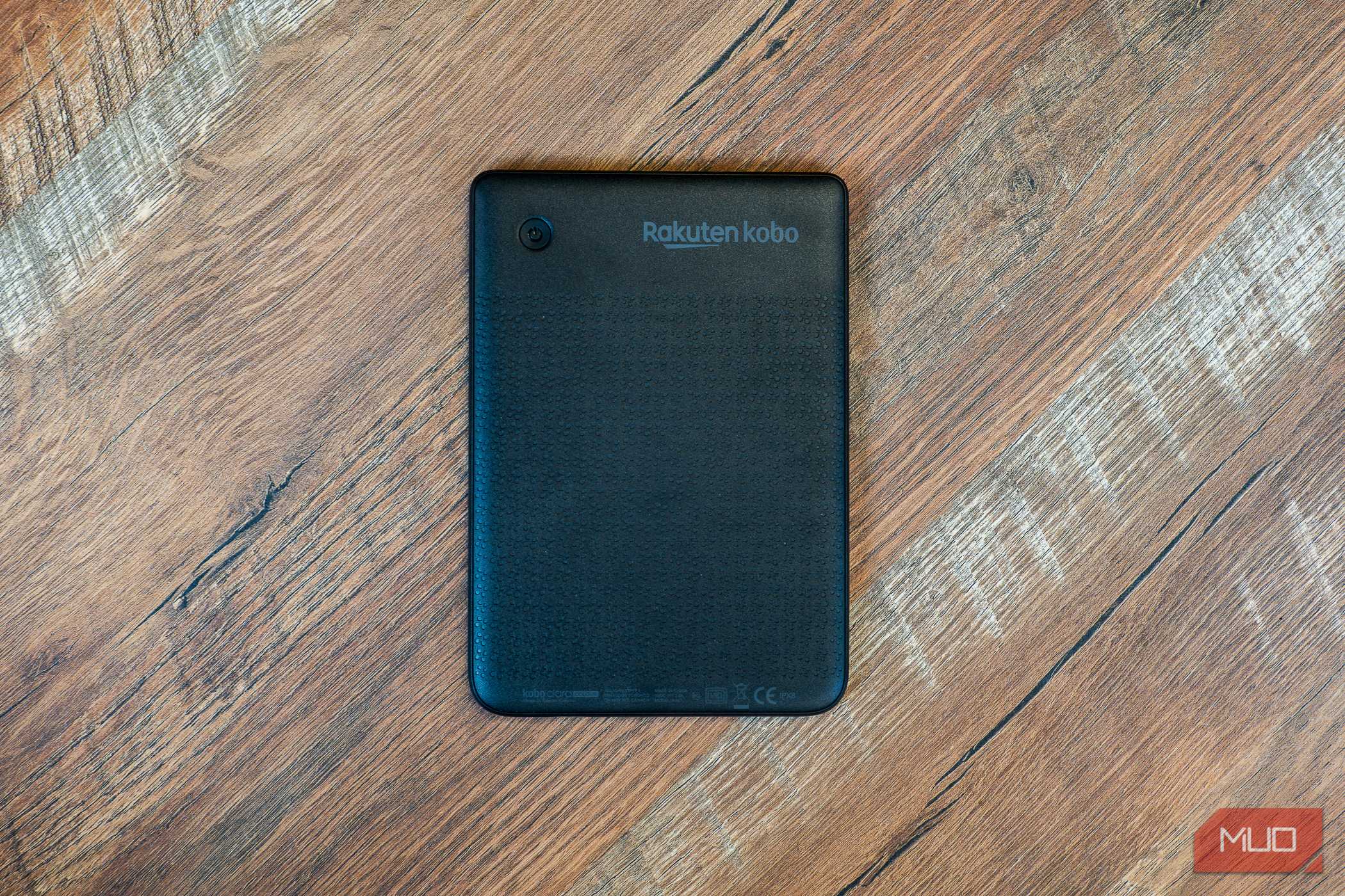 پشت Kobo Clara Colour روی میز