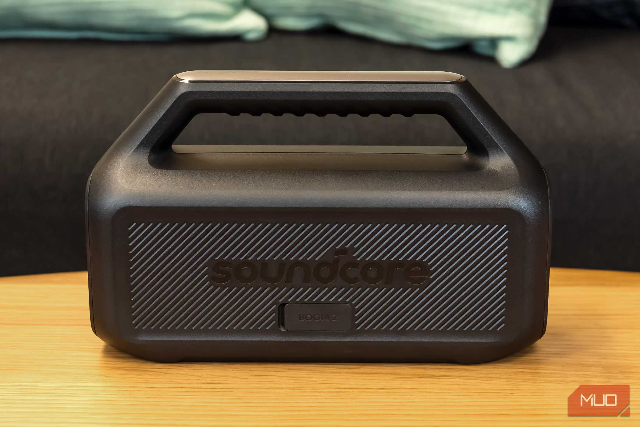 نمای پشت Soundcore Boom 2 روی میز