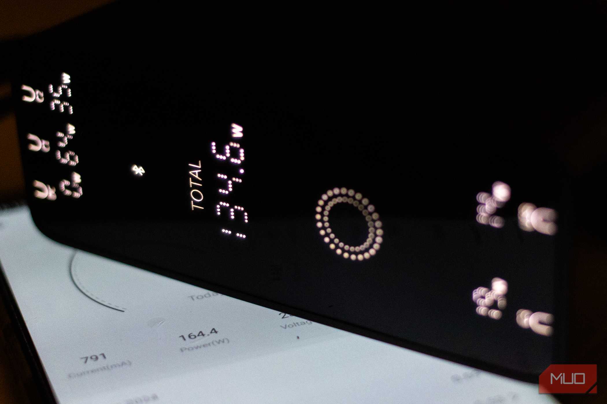 مصرف توان در مقابل خروجی شارژر دیجیتال گان ۲۴۰ وات Baseus