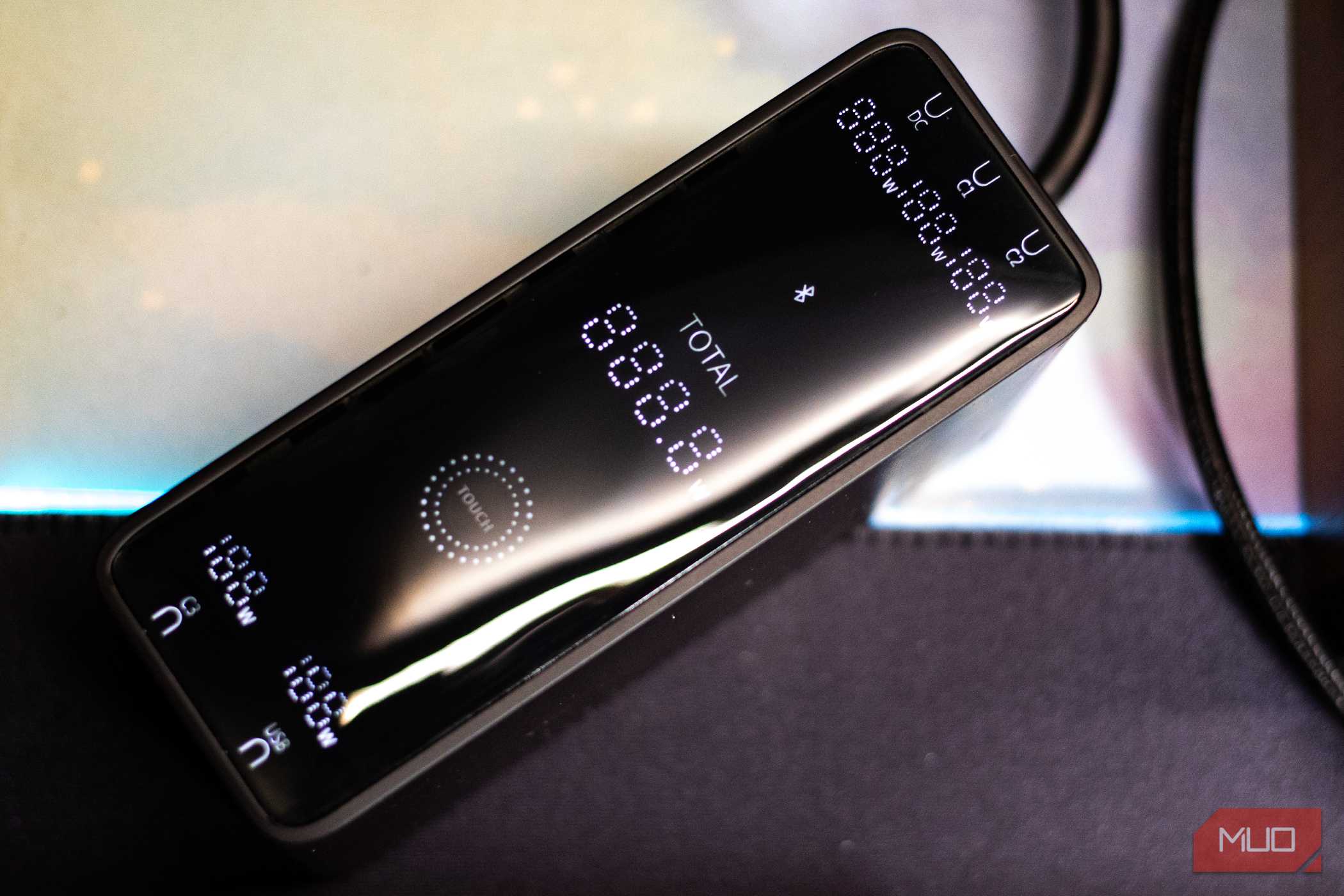 صفحه نمایش شارژر دیجیتال گان ۲۴۰ وات Baseus