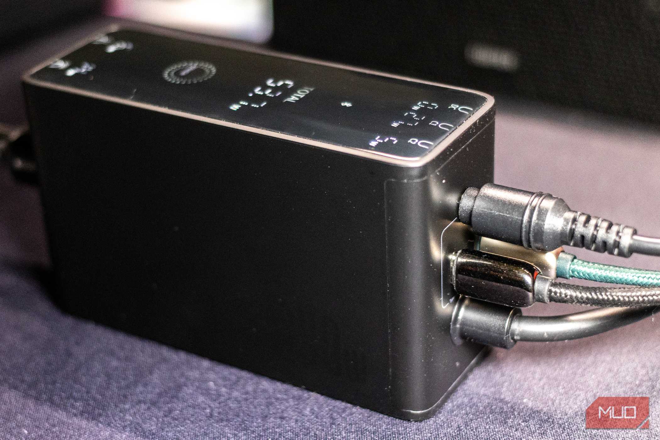 شارژر دیجیتال گان ۲۴۰ وات Baseus – نمای پشت