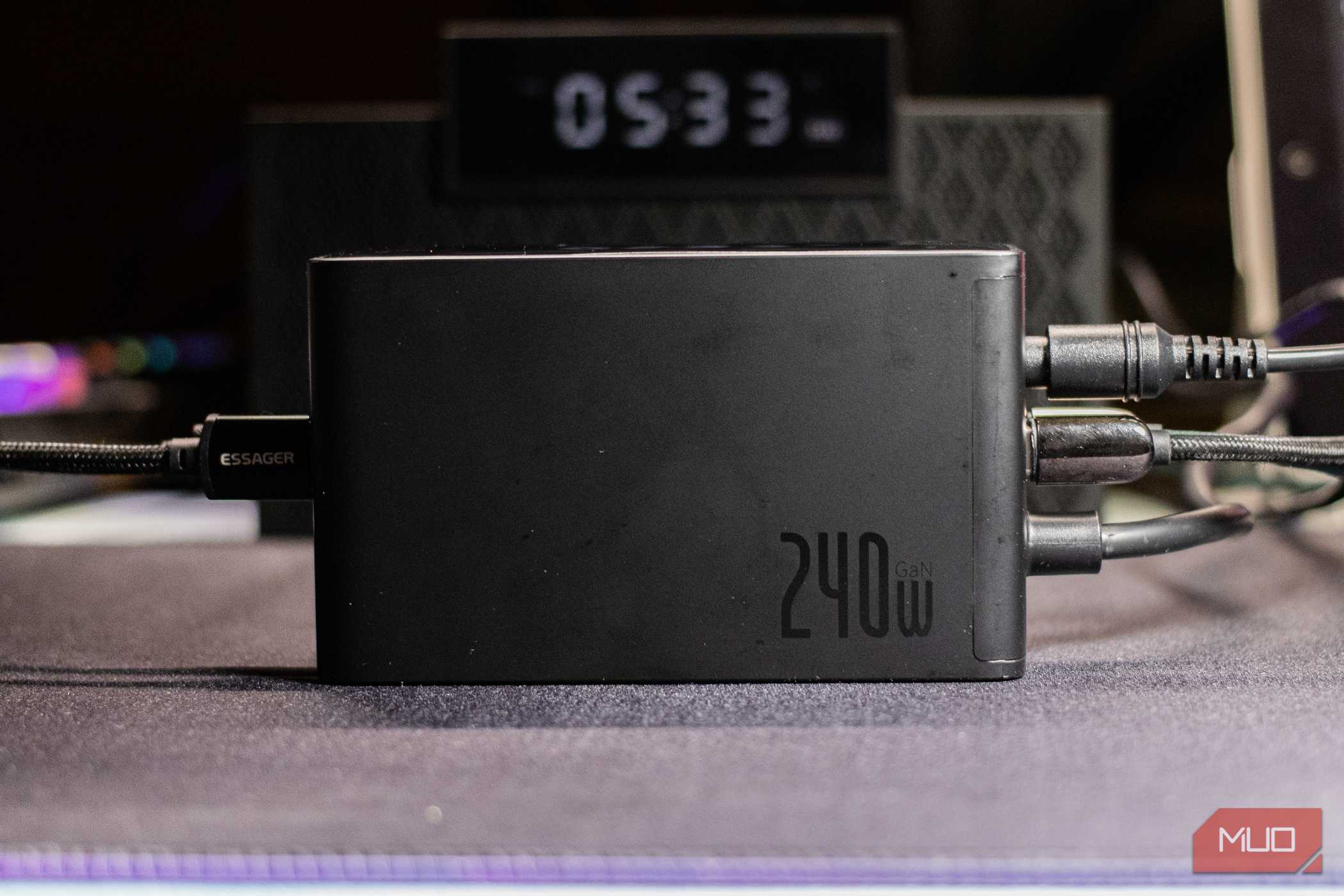 شارژر دیجیتال گان ۲۴۰ وات Baseus با پنج دستگاه