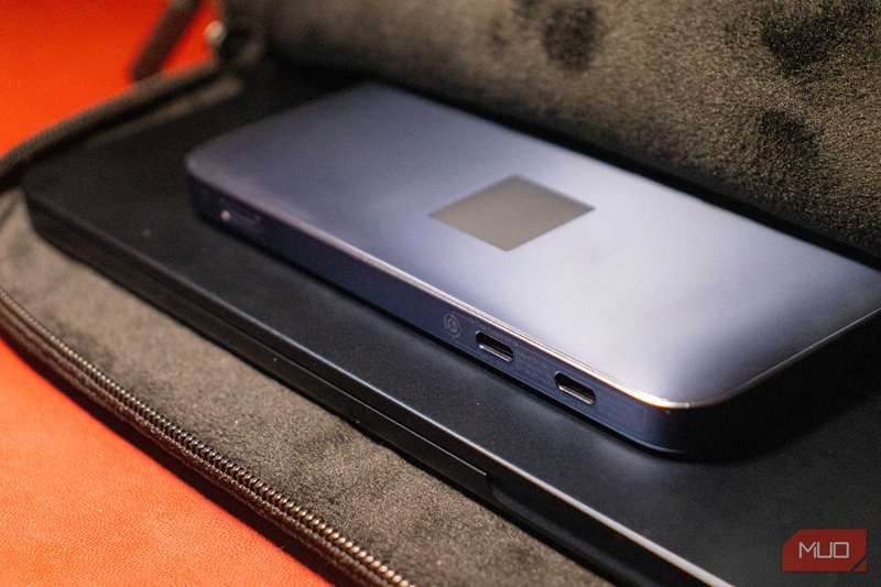 Baseus Blade 2 داخل یک کیف لپ‌تاپ