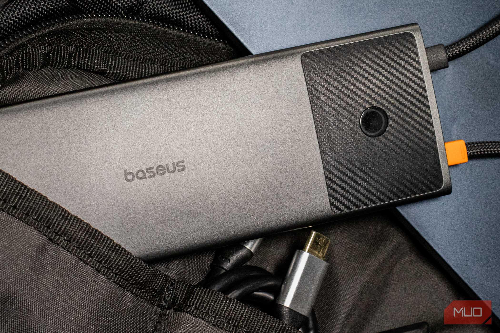 هاب USB 10‑در‑1 Baseus Metal Gleam Series II در داخل کیف