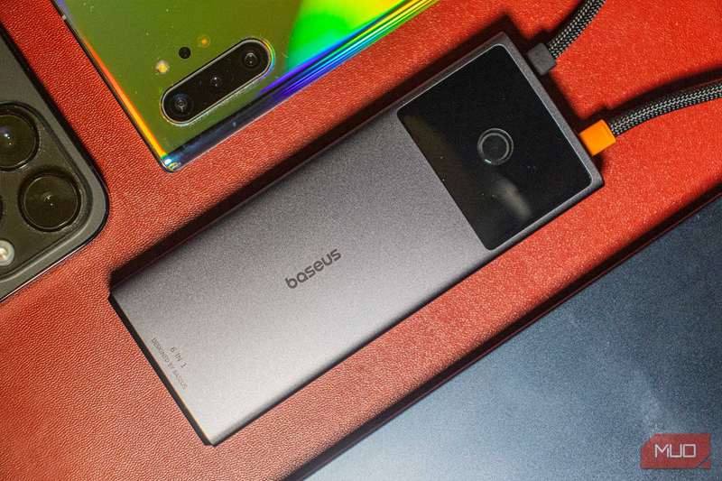 هاب Baseus Metal Gleam Series II 6‑در‑1 با دستگاه‌های دیگر