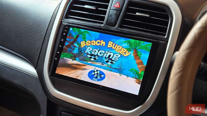 صفحه بارگذاری Beach Buggy Racing روی صفحه نمایش اطلاعات خودرو