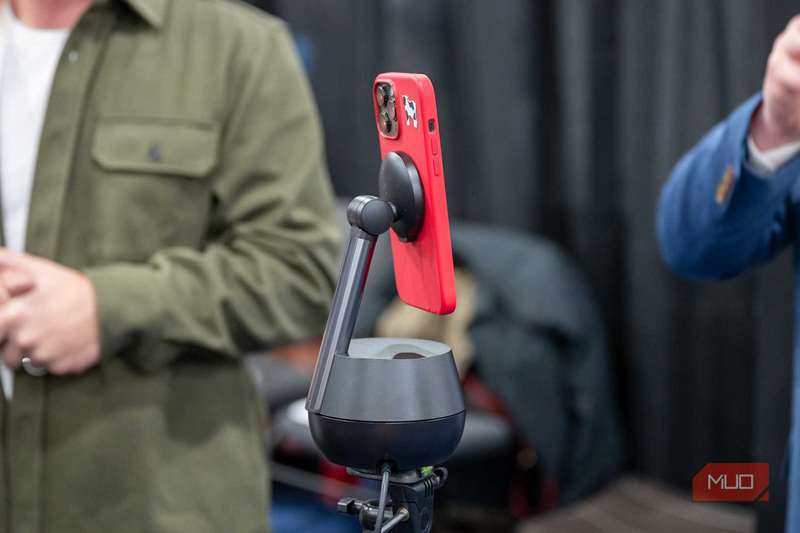 استند بلکین خودردیابی در حال استفاده در CES 2024-1