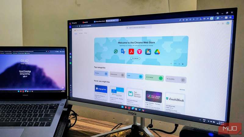 تصویری از دو نمایشگر با صفحهٔ اصلی مرورگر با افزونه Bonjourr در سمت چپ و صفحهٔ اصلی کتابخانهٔ افزونه‌های فروشگاه وب Chrome در سمت راست
