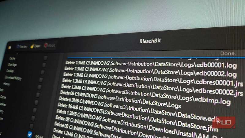 برنامه BleachBit باز شده روی نمایشگر مانیتور