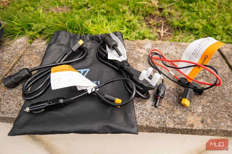 Bluetti AC200L review- cables-1