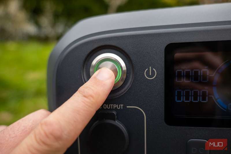 Bluetti AC200L review- chunky power button-1