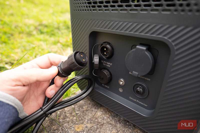 Bluetti AC200L review- pv input plug-1