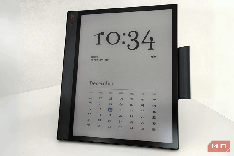 صفحه نمایش Boox Note Air 3 C با اسکرین‌سیور تقویم