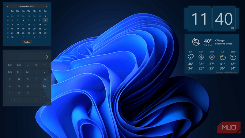تقویم، ماشین حساب، ساعت مربع و ویجت‌های آب و هوایی روی دسکتاپ ویندوز ۱۱
