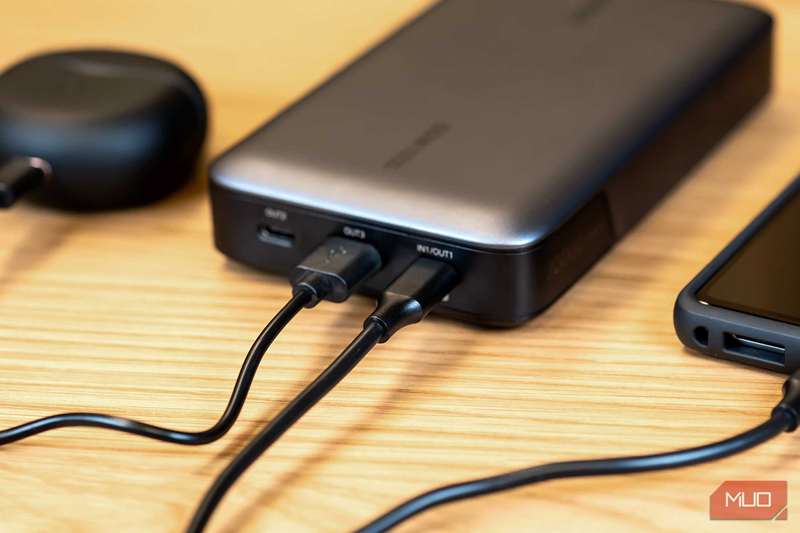 شارژ تلفن و هدفون با بانک‌قدرت یوگرین 100W 20000mAh