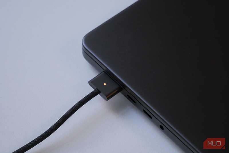 MagSafe متصل به مکبوک پرو