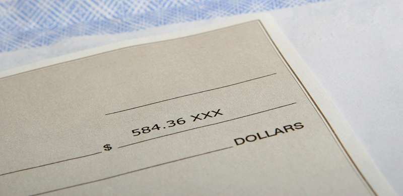 نمای نزدیک چک پرداخت روی پاکت