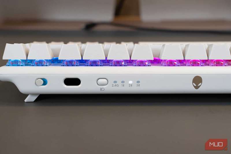 نمای نزدیک کلید بی‌سیم کیبرد بی‌سیم پرو گیمینگ الین‌ویر
