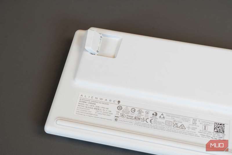 نمایش پایه‌های سیلیکونی روی کیبرد بی‌سیم پرو گیمینگ الین‌ویر