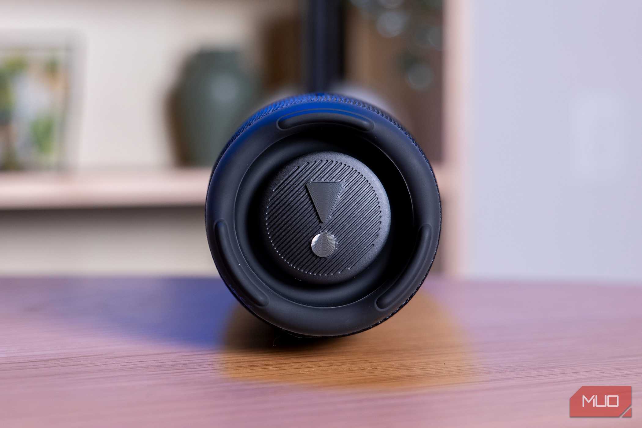 نمای نزدیک ساب ووفر روی JBL Charge 5