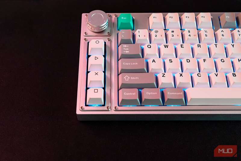 دکمه‌های قابل تنظیم روی کی‌کرون لموکِی ال‑3