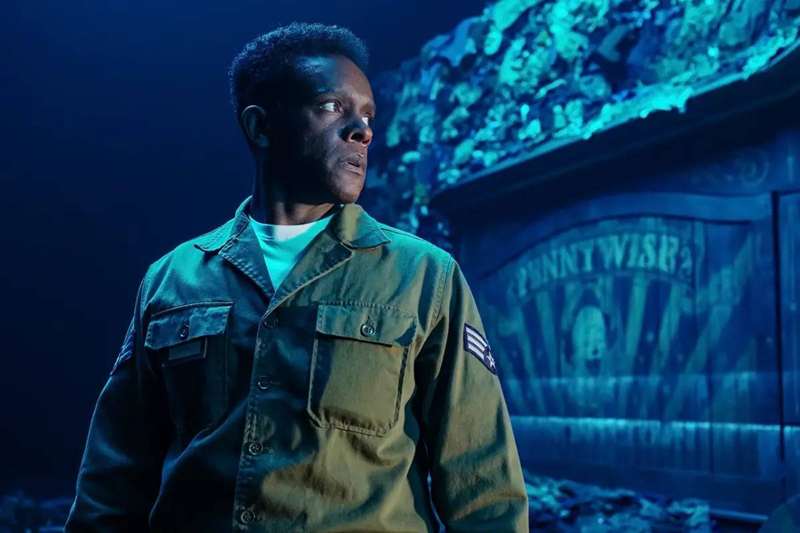 دیک از Welcome to Derry که نگران به نظر می‌رسد.