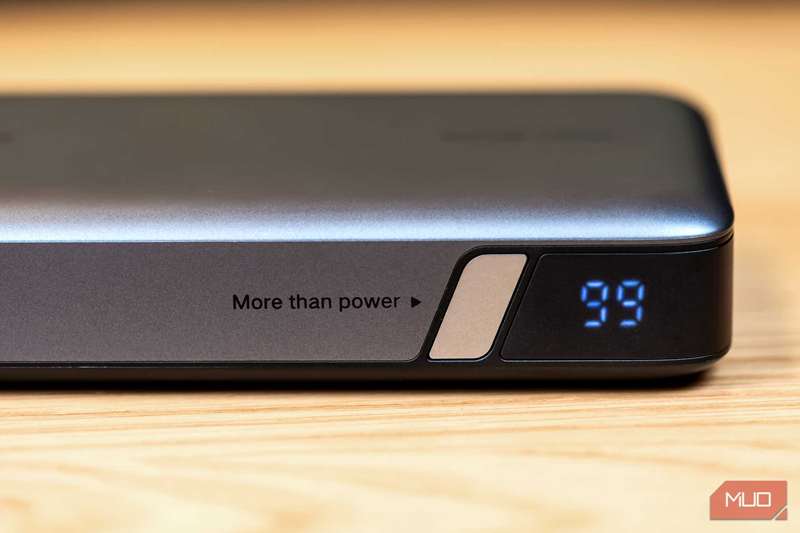 صفحه نمایش بر روی بانک‌قدرت یوگرین 100W 20000mAh