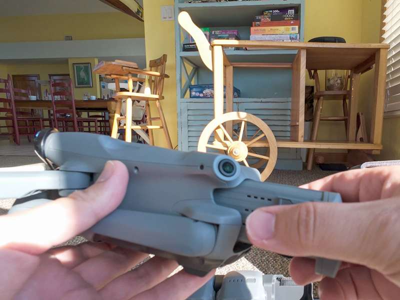 DJI Air 3-در حال نصب باتری