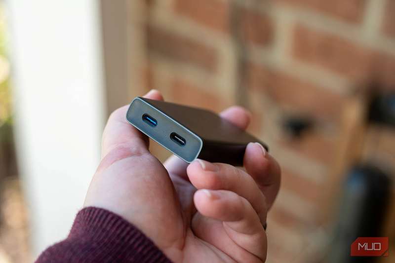 دو پورت USB‑C در پایین آداپتور برق کم حجم Nomad 65W