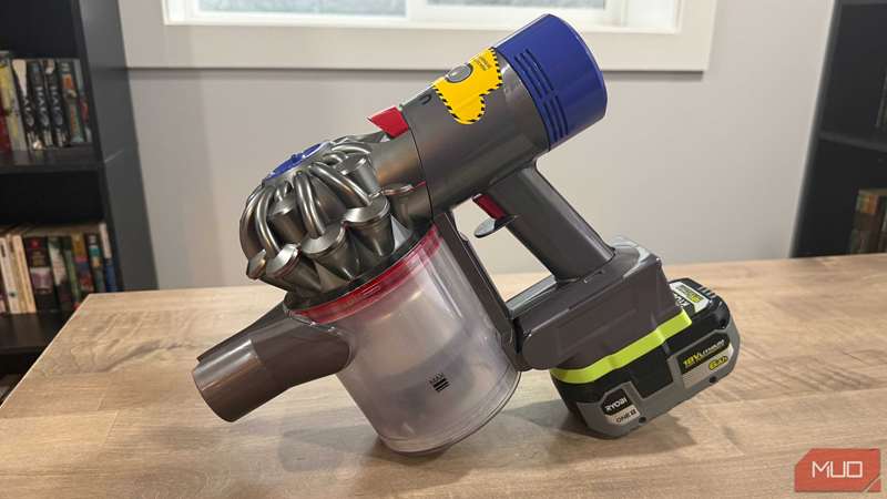 دیسون V8 با باتری ریووبی نامتناوب روی میز