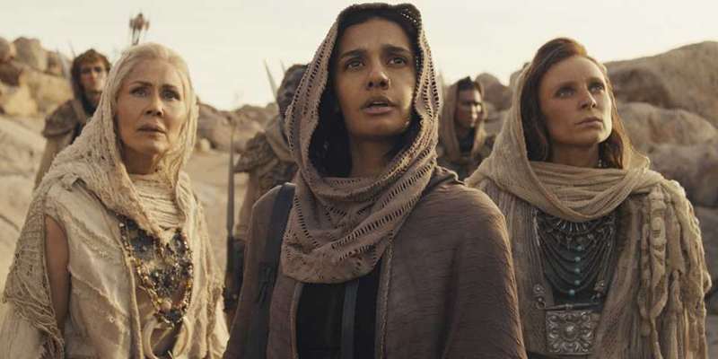 اگووین و سایر زنان در حال نگاه به بالا در چرخ زمان