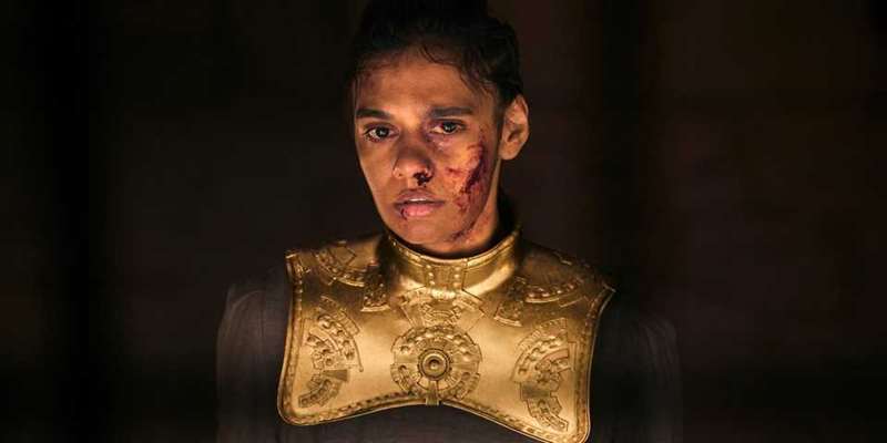 اگووین در میانه صحنه، زخمی و خون‌ریزی دارد