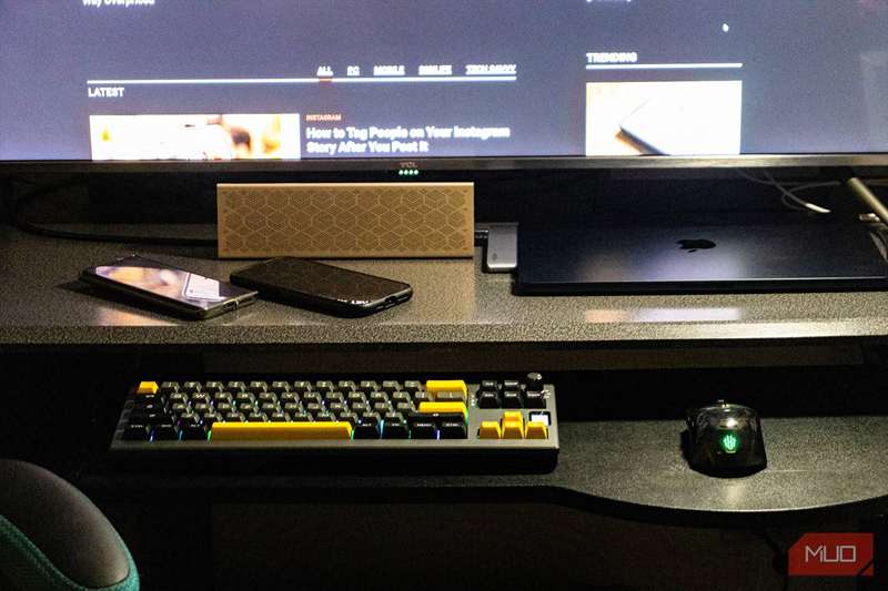 Epomaker Shadow-X بر روی یک ایستگاه کاری با تم خاکستری تیره