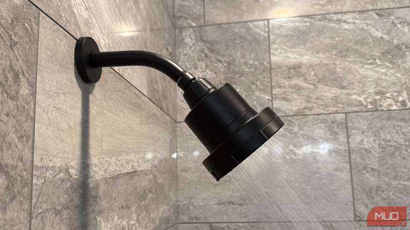 سرشیر دوش اسکیین در نمای جانبی در حال کار